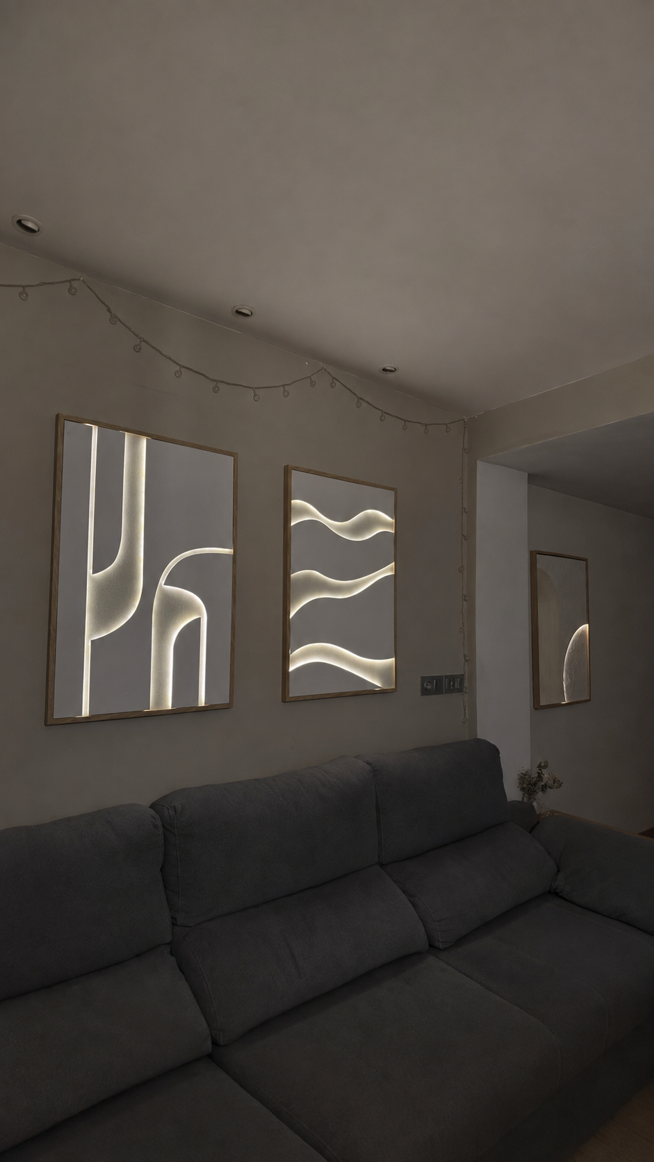 Tres cuadros LED Nuviko juntos en una pared